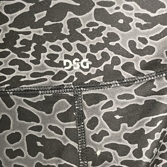 DSG Performance Capri Leggings Sz Small Black & Gray Animal Glow - Picture 5 of 7